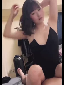 露脸骚货  被操的满面潮红  淫叫不止